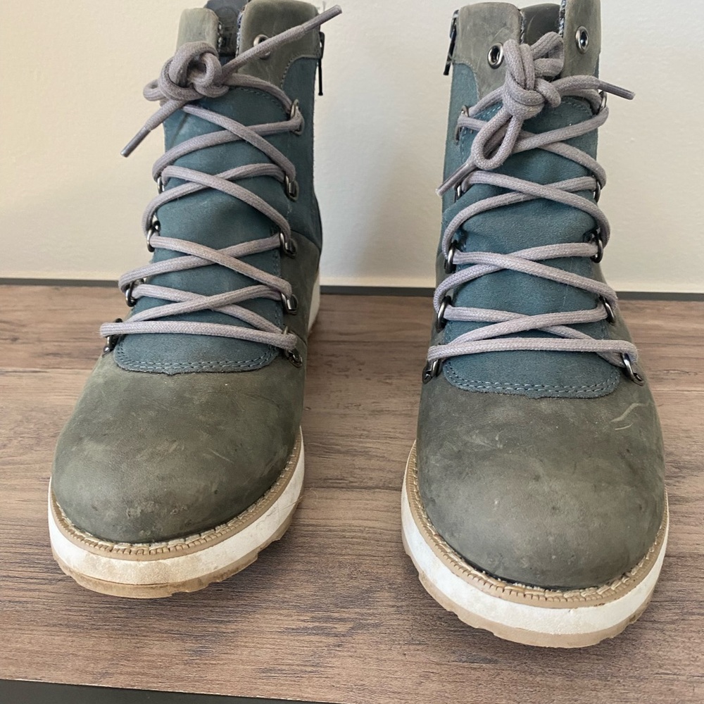 Women’s Gray Lace-Up Kamik Boots